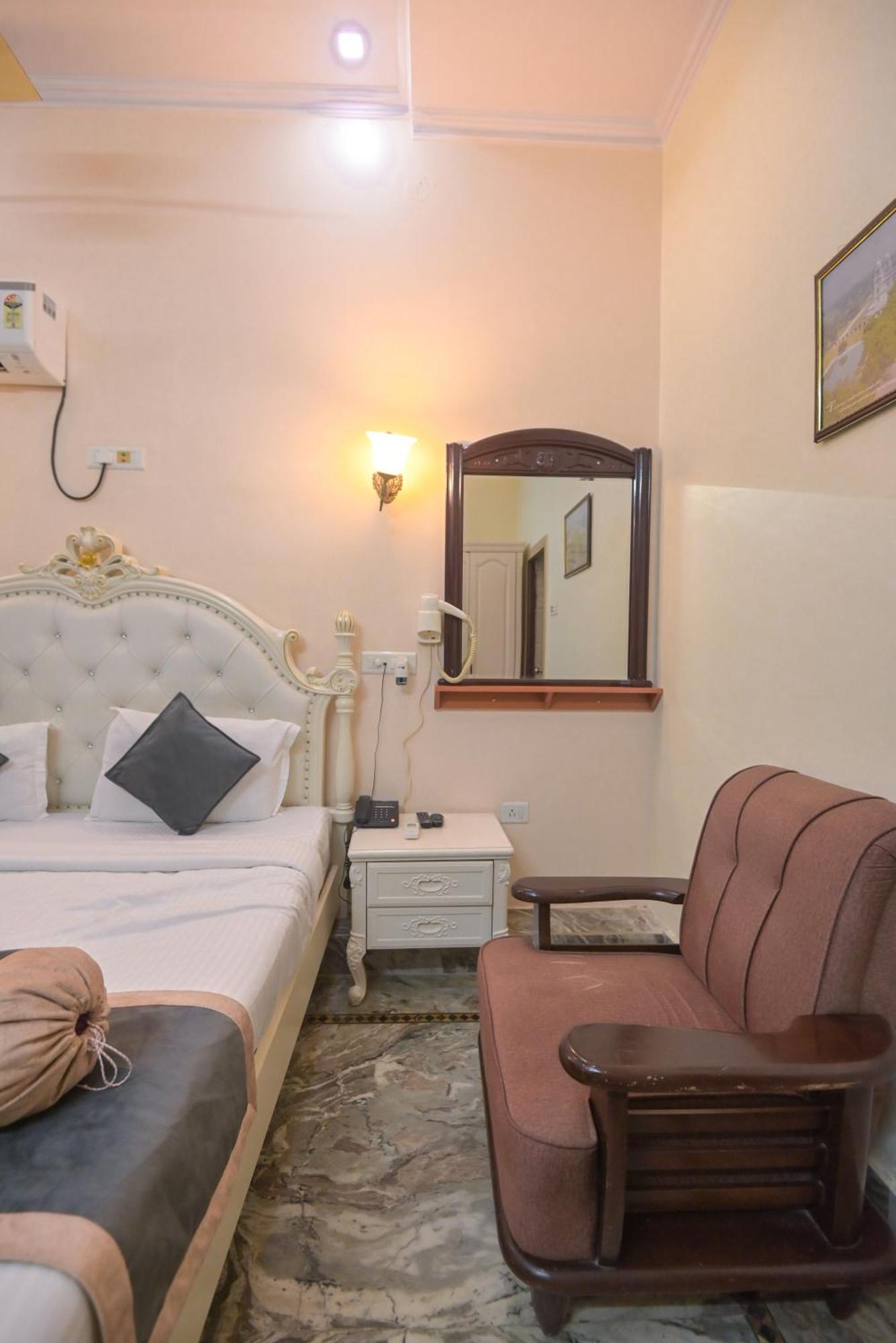Deluxe Double Room with 10% discount on food, beverages, carriage/cart ride and one way airport transfer